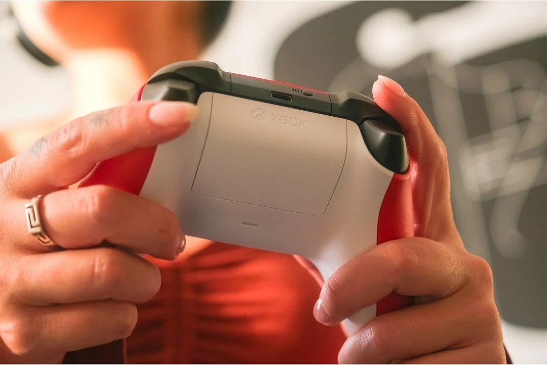 Brezzični igralni kontroler, Microsoft Xbox Wireless Controller QAU-00012, Bluetooth/USB, rdeč