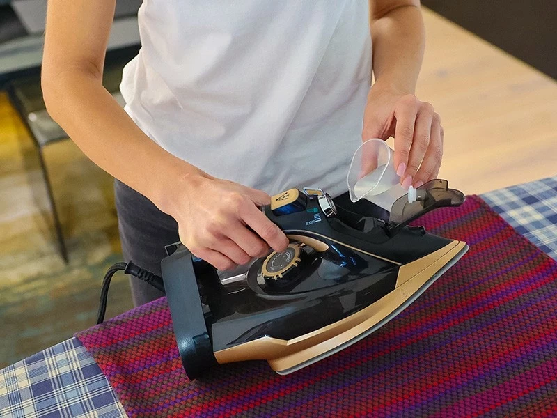 Parni likalnik 3000 W s keramično ploščo, črno-zlato Lafe VaporMax