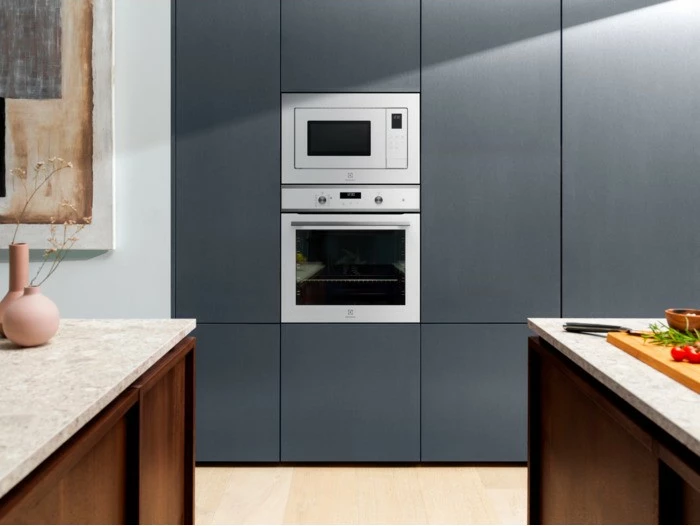 Mikrovalovna pečica z žarom Electrolux LMS4253TMW, 25 L, bela