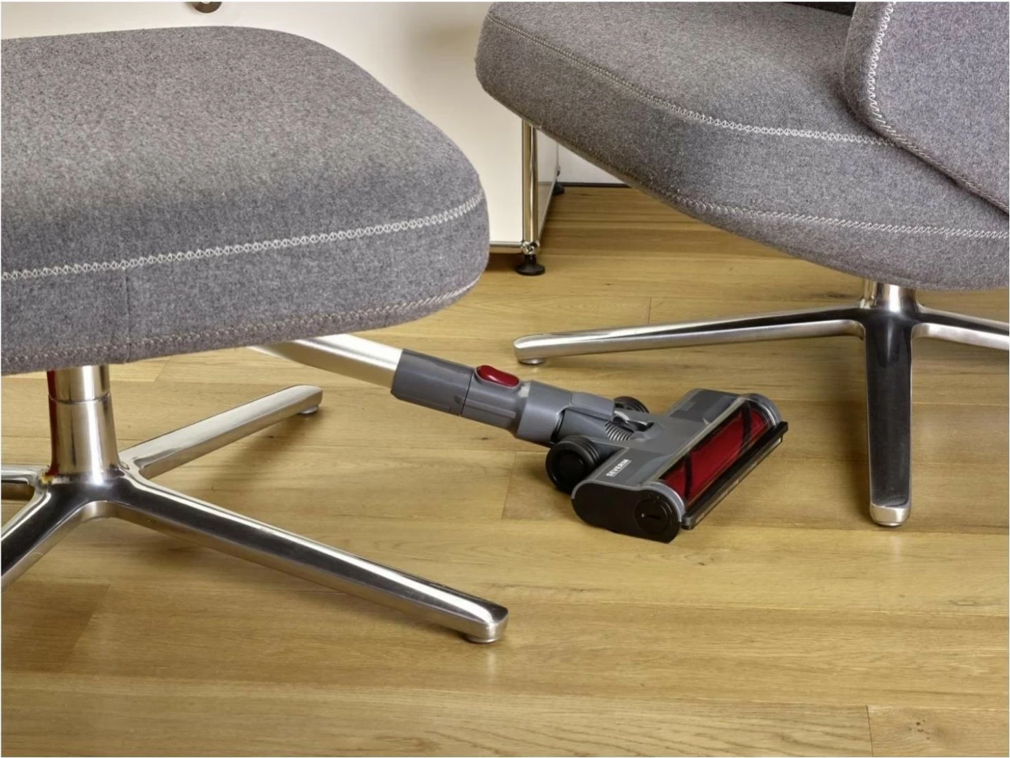 Vertikalni sesalnik brez vrečke in kabla Severin HV 7968, antracit