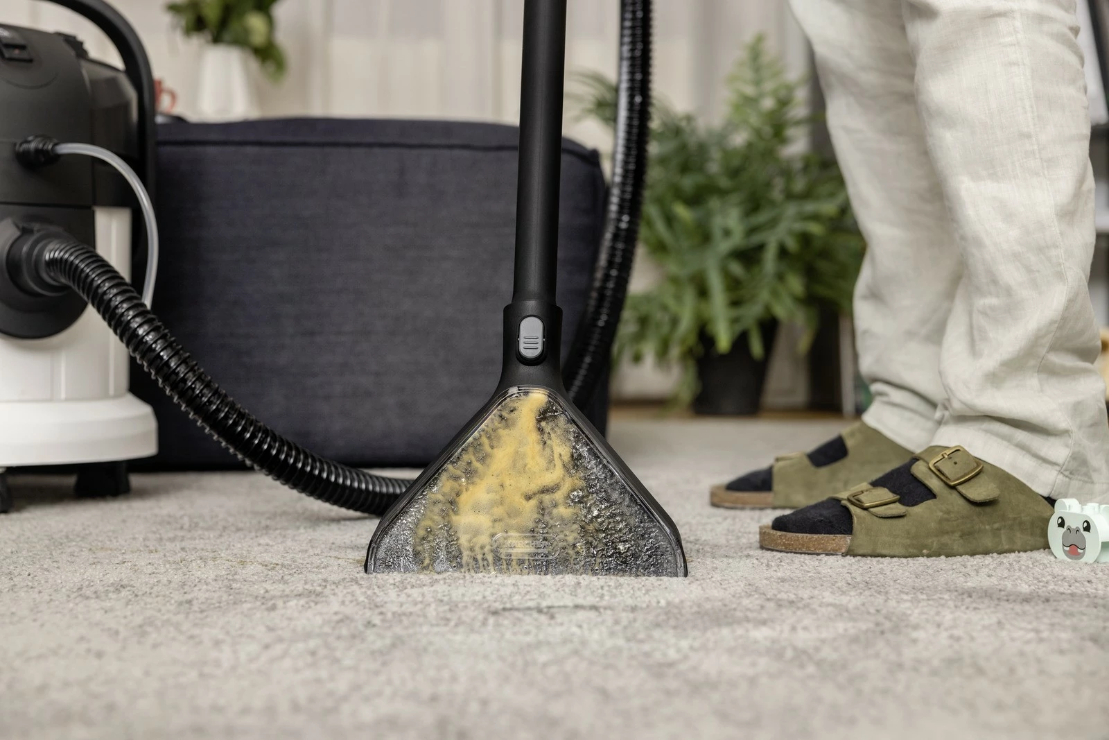 Pometalnik za mokro in suho čiščenje Karcher SE 4, 4L, 1000W, črno/bel, z dodatki