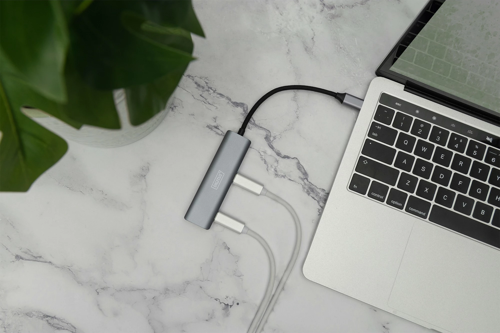 USB-C razširitveni hub Digitus, 4 priključki, USB 3.2 Gen 1, 5000 Mbit/s, siv