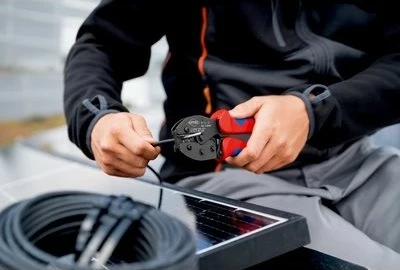 Klešče za stiskanje konektorjev MC4/EVO2 Knipex PreciForce, rdeče/modre ročaje