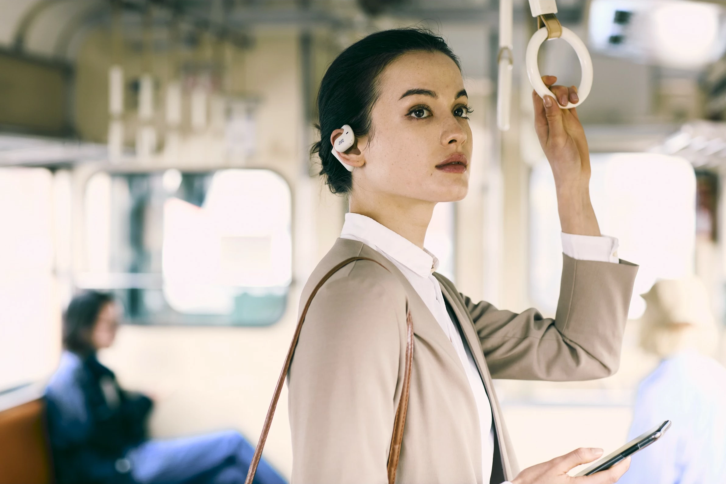 Lahke true wireless slušalke za odprt ušesni kanal, JVC Nearphone TWS, 17 h baterije, IPX4, bele