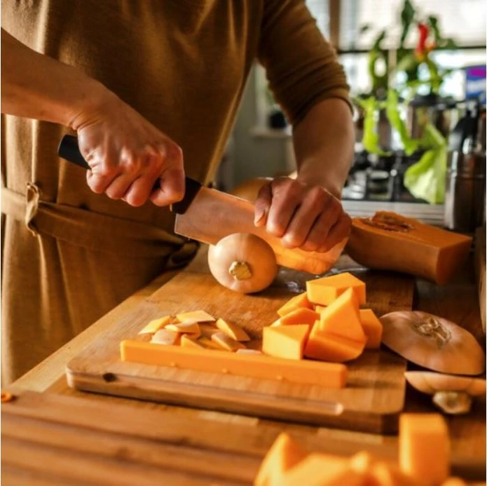 Kuhinjski nož Nakiri Fiskars 1057537, inox jeklo, 16 cm, črno/oranžen